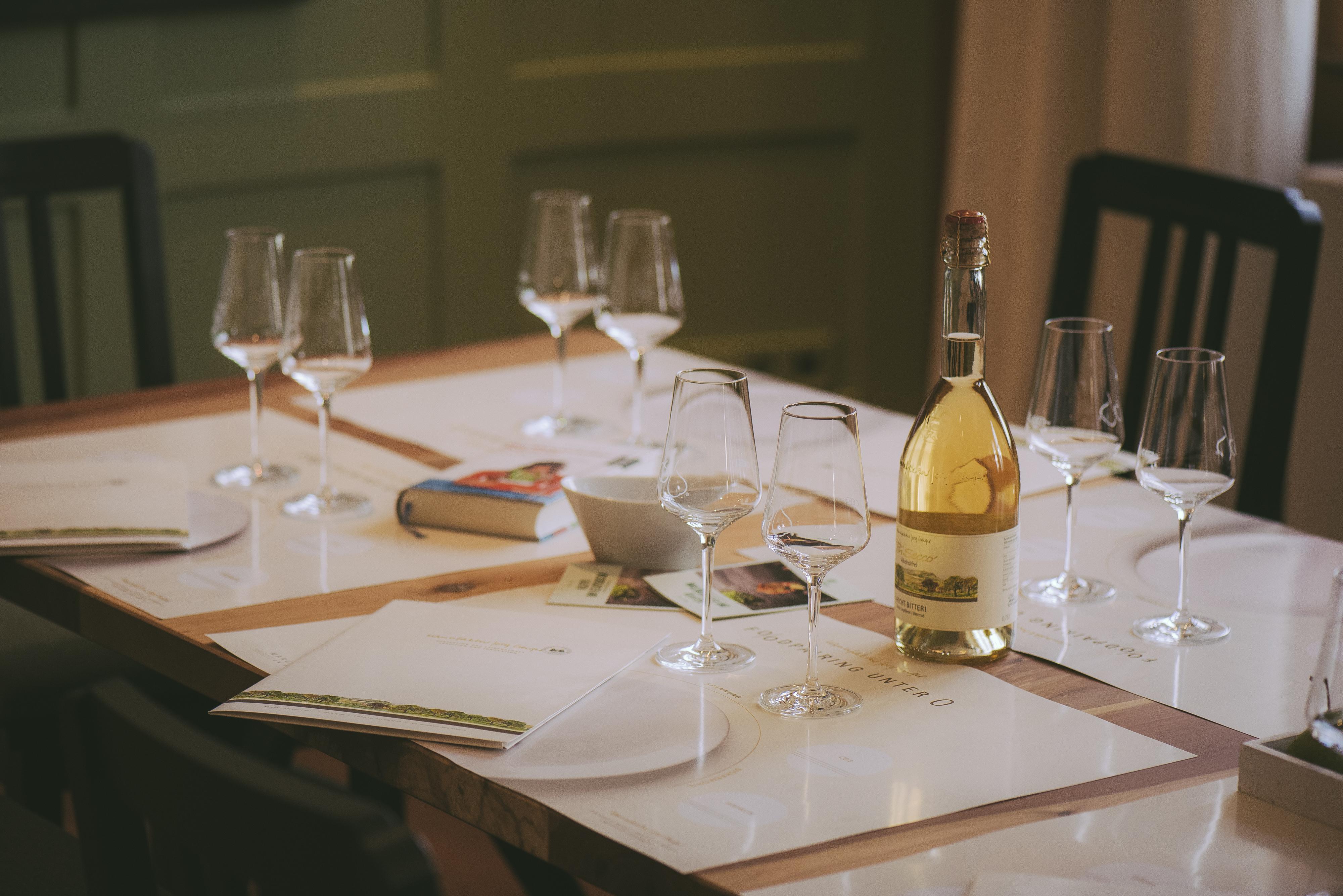 Gedeckter Tisch für ein Tasting mit einer Flasche Aecht Bitter